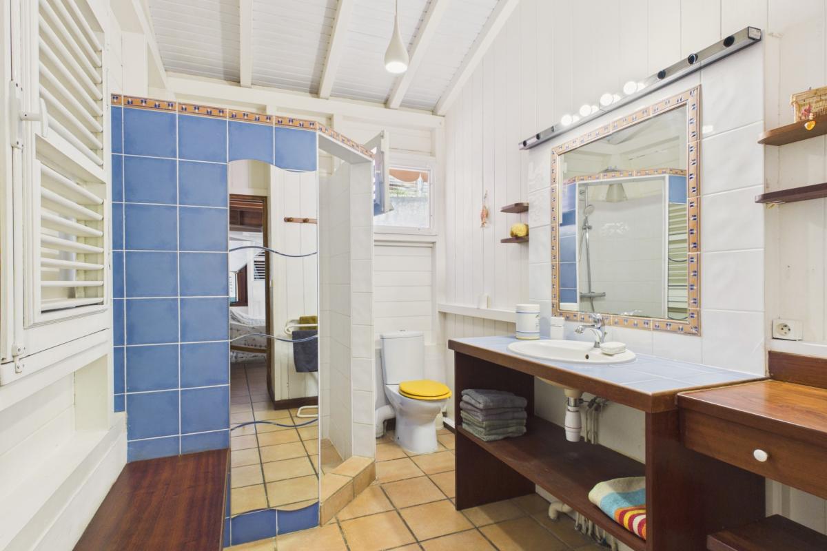 villa-avec-piscine-riviere-salee-martinique-7-pers - salle de douche RDC